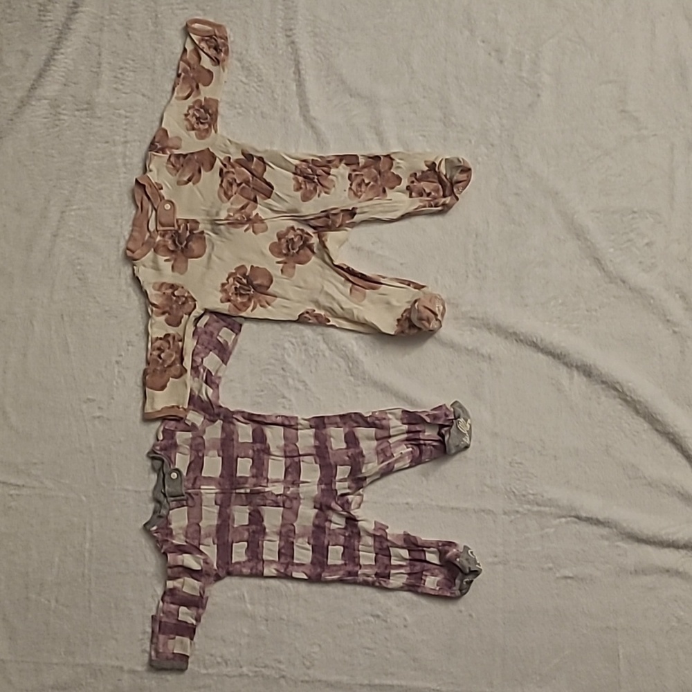 Mismatch sealed hand and feet onsie for twins